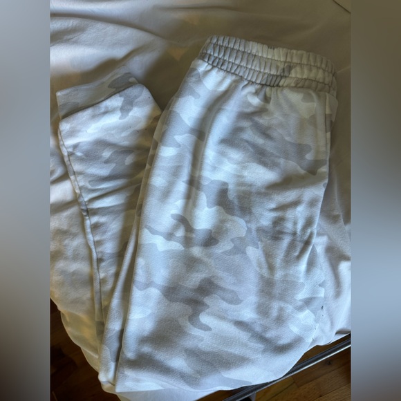 Secret Treasures: Light gray camo sweatpants - Picture 4 of 7